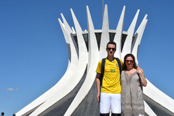 Beatrice Varenne e o filho Mathieu: fascinados pela arquitetura de Niemeyer