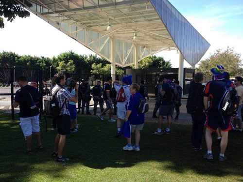 Torcedores na porta do hotel da seleção francesa