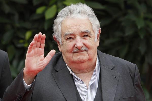 Mujica saudou os jogadores uruguaios poucos minutos depois do desembarque