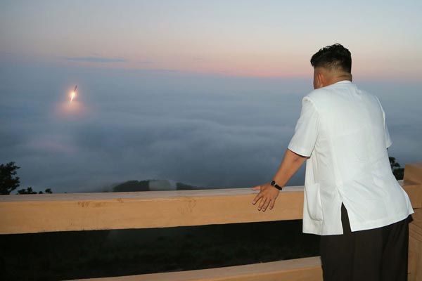 Kim Jong-Un olha lançamento de foguete em um local não revelado na Coreia do Norte