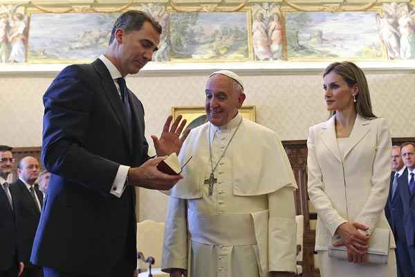 Papa Francisco troca presentes com o rei da Espanha Felipe e da Rainha Letizia durante audiência privada no Vaticano