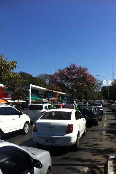 Trânsito engarrafado na Rua das Farmácias, sentido W3 Sul