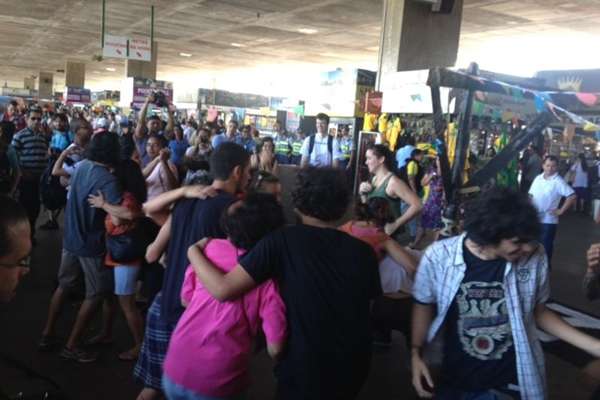 Manifestantes dançam quadrilha na rodoviária