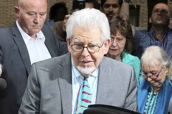 Rolf Harris, 84 anos, deixa tribunal de Londres