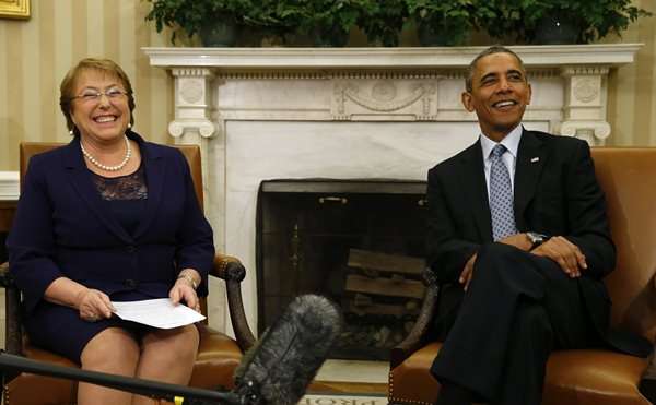 Presidente dos EUA, Barack Obama se reúne com presidente do Chile, Michelle Bachelet, no Salão Oval da Casa Branca, em Washington