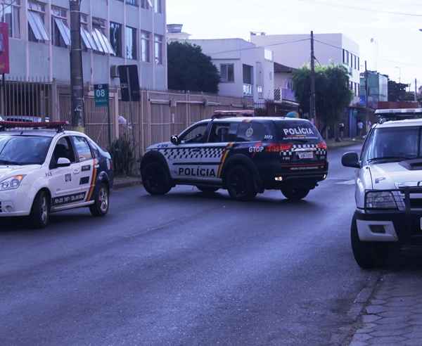 Trio abordou a vítima na QL 8 do Guará I