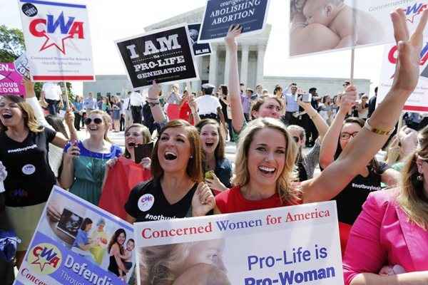 Manifestantes antiaborto torcem com a decisão da Suprema Corte dos EUA