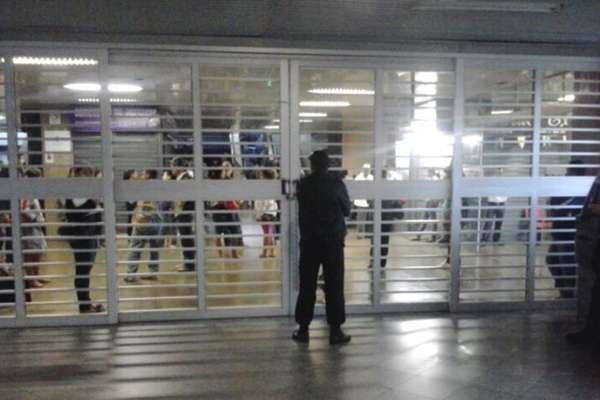 Passageiros são impedidos de embarcar na Estação Central