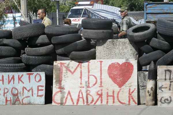 Separatista pró-Rússia fica de guarda em posto de controle na cidade de Slaviansk