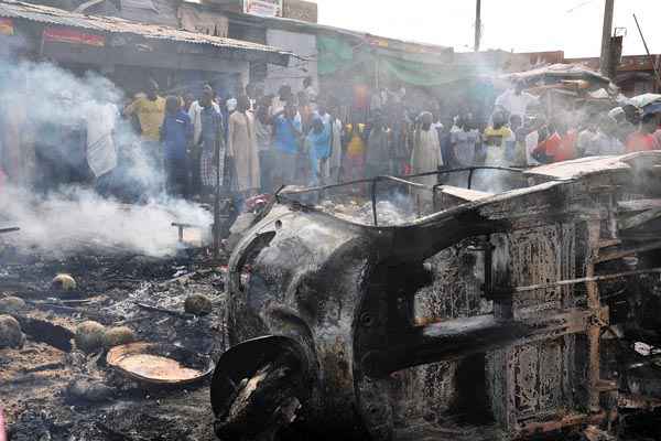 Pessoas se reúnem em local onde bomba explodiu perto de movimentado mercado em Maiduguri, na Nigéria