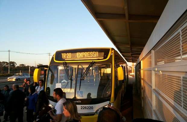 Passageiros tiveram que descer do ônibus e seguir em outro coletivo