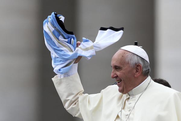 Papa Francisco segura camisa de futebol da Argentina jogada por fiel em audiência geral na Praça de São Pedro, no Vaticano