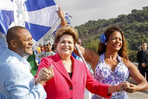 Dilma com integrantes da Escola de Samba Beija Flor de Nilópolis, durante abertura ao tráfego do Arco Metropolitano do Rio