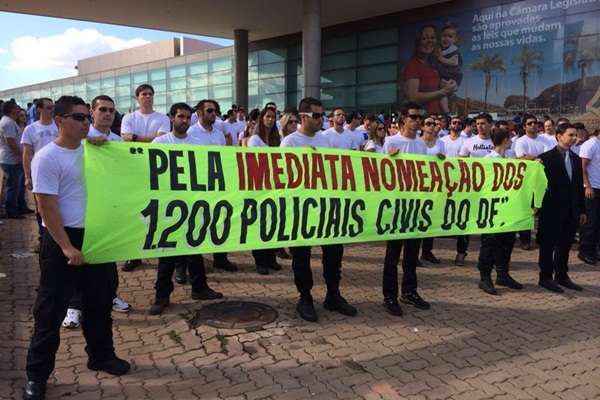 Manifestantes pedem nomeação imediata dos Policiais Civis do DF