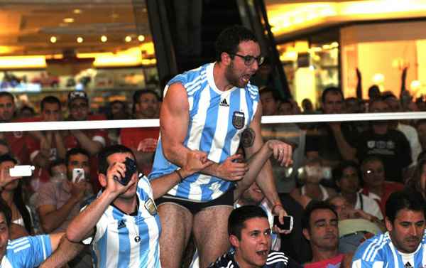 Hermanos reuniram-se para torcer, ontem, em um shopping de Brasília: a maioria acredita que a seleção de Messi vai chegar à decisão do Mundial