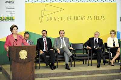 No início da noite, o governador Agnelo Queiroz participou do lançamento do Programa Brasil de Todas as Telas, feito pela presidente Dilma Rousseff