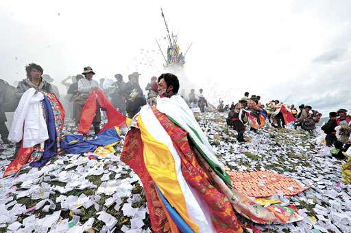 Tibetanos participam de celebração: 87% carregam variante de gene só identificada até hoje no DNA denisovano