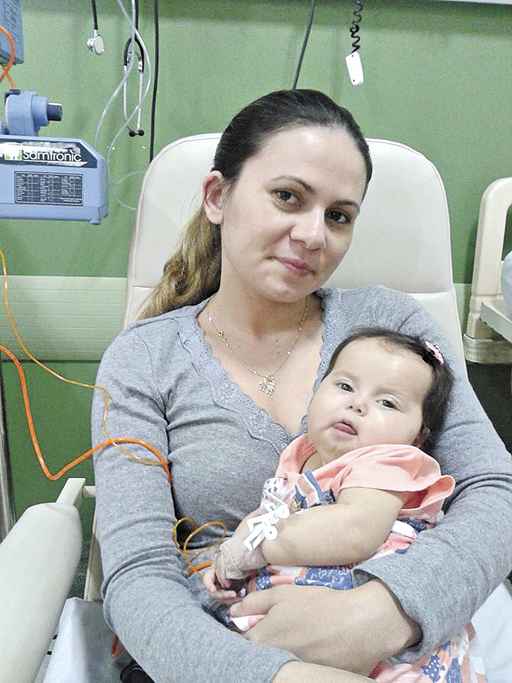 Sofia e a mãe, Patrícia Lacerda: síndrome rara que afeta o sistema digestivo