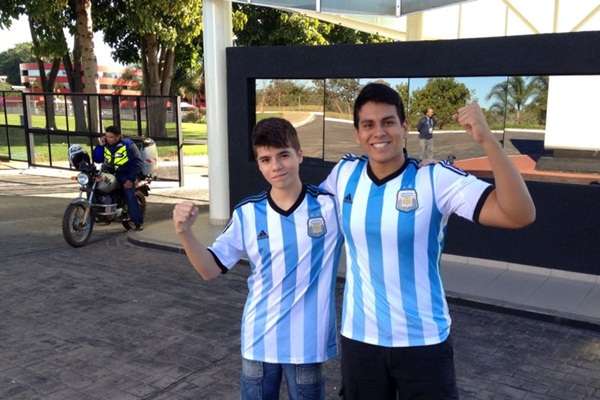 Os brasileiros Raul Holanda e Caio Brito foram os primeiros torcedores da Argentina a chegar para a concentração do hotel