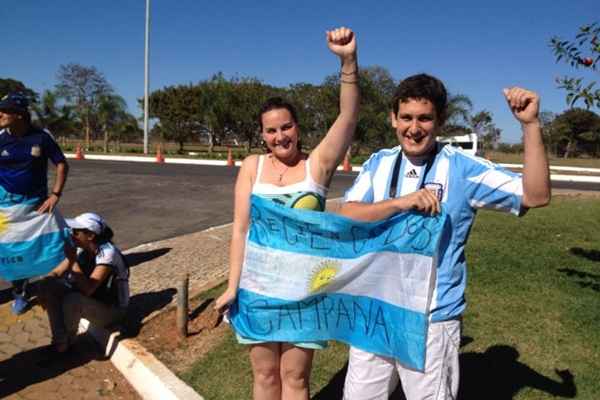 A primeira visita do casal Cristian Castro e Yamila Sforzin ao Brasil é para prestigiar a seleção argentina na Copa do Mundo