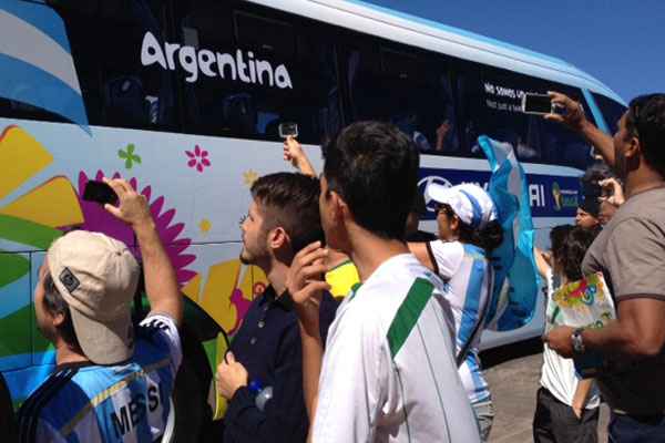 Jogadores deixaram o hotel às 11h40, sob aplausos e flashes da torcida