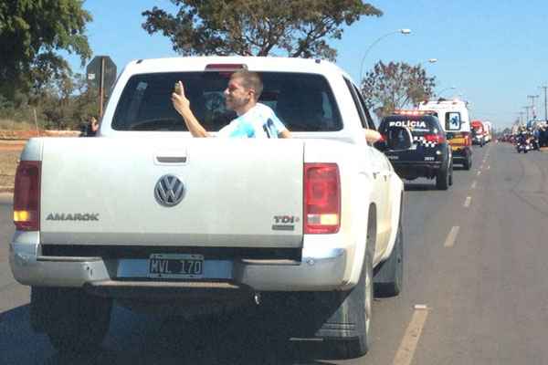 Torcedor acompanhou o comboio na carroceria de uma caminhonete