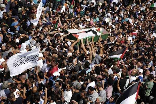 Palestinos carregam o corpo de 16 anos, Mohammed Abu Khudair durante seu funeral, em Shuafat, um subúrbio árabe de Jerusalém