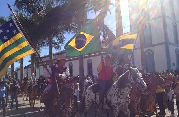 Romeiros do Divino Pai Eterno, em Trindade, rezam para abençoar a Seleção