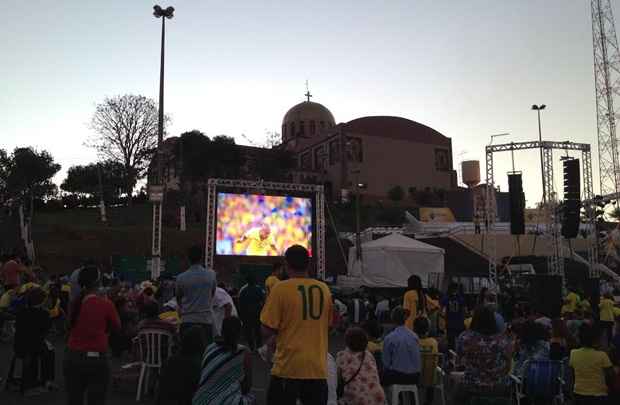 Fiéis assistem Brasil x Colômbia em telão em praça em frente à Basílica de Trindade