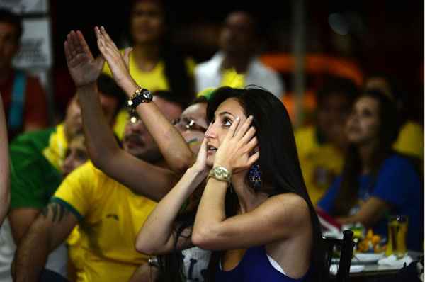 Torcedores lamentam corte de Neymar, mas acreditam em superação da Seleção