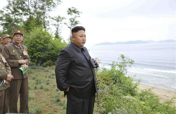 Kim Jong-Un comandando o exército norte-coreano