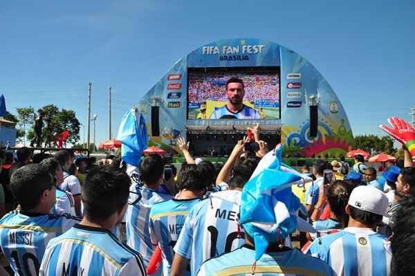 Os torcedores assistem a partida entre Argentina e Bélgica em clima de provocação