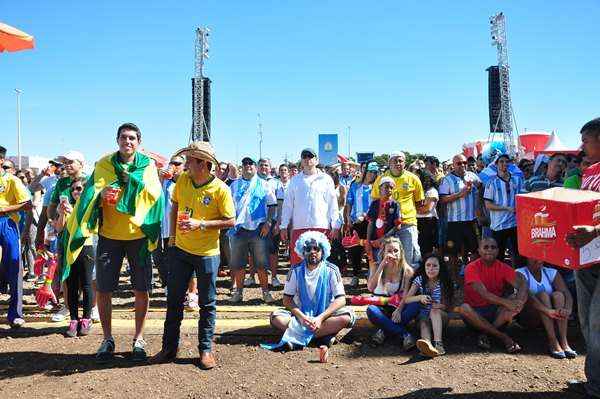 Os torcedores assistem a partida entre Argentina e Bélgica em clima de provocação