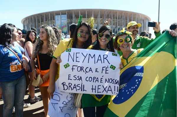 Pollyana, Julyanne e Itajaci foram ontem ao Estádio Nacional para demonstrar carinho e apoio ao craque brasileiro e ao time de Felipão