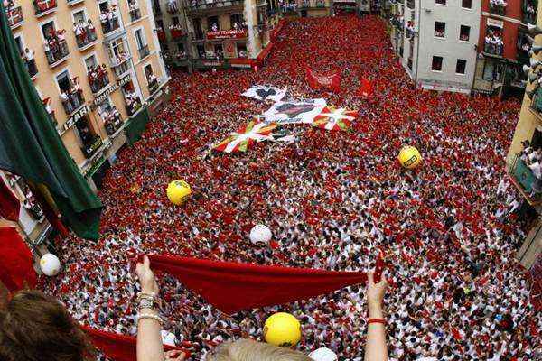 Celebração dura nove dias e é marcada pelas famosas corridas de touros