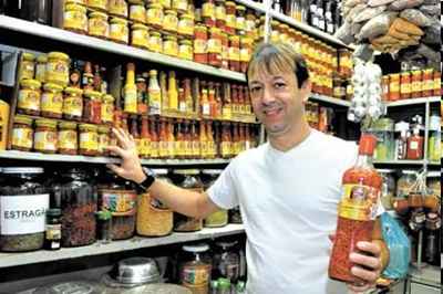 Na Feira do Guará, comerciante atende 300 pessoas por dia e oferece os mais variados temperos. Além da diversidade dos produtos, ele aposta na negociação para cativar a clientela