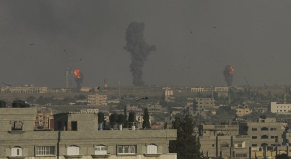 Fumaça e chamas são vistos seguindo o que testemunhas disseram que foram os ataques aéreos israelenses em Rafah