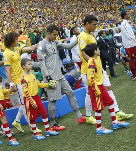 Para alguns, a alegria foi em dobro, pois não conheciam um estádio por dentro. Os familiares também comemoram a experiência dos filhos