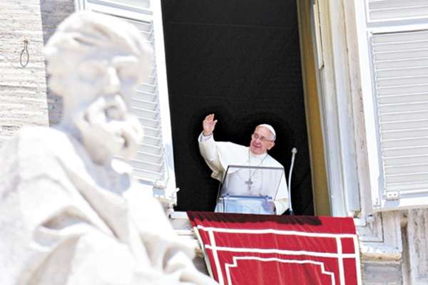 Papa Francisco acena para fiéis da janela do Palácio Apostólico, na Praça de São Pedro: pontífice denunciou uma cumplicidade sem explicação da Igreja para com os casos de pedofilia