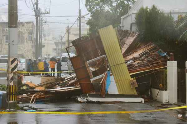 Casa de madeira desaba devido a fortes ventos causados %u200B%u200Bpelo tufão Neoguri, em Naha, na ilha de Okinawa