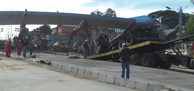 A previsão é de que às 13h desta terça-feira todo entulho (concreto e ferragens) seja retirado