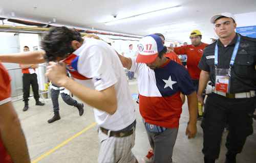 Chilenos que invadiram o Maracanã foram expulsos: episódio fez governo reforçar a segurança nos estádios