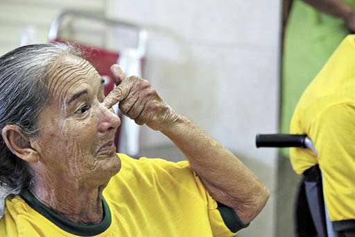 Dona Geralda, 74 anos, chorou ao ver a performance lamentável do time de Felipão: coração apertado