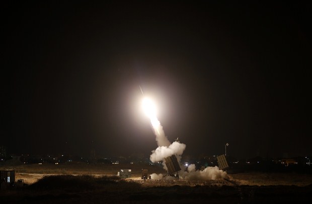 Um lançador dispara um foguete interceptador no sul da cidade israelense de Ashdod