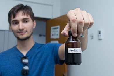 Estudante Haroldo Vieira Júnior mostra substância usadas para aumentar a eficiência das células solares, em laboratório da UnB Gama