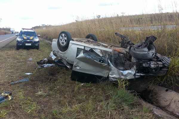 O acidente deixou o carro destruído às margens da BR-060