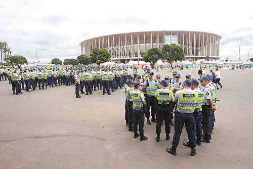 Na partida entre Brasil e Camarões, ainda na primeira fase, o policiamento já havia sido reforçado, principalmente fora do estádio