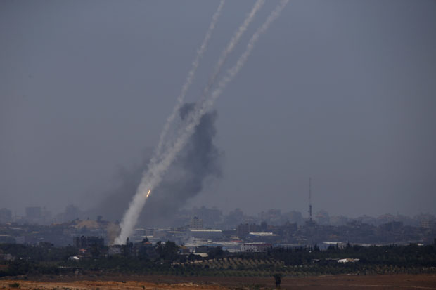 Fumaça é vista em torres de Israel, ao norte de Gaza: é a maior operação neste território desde novembro de 2012