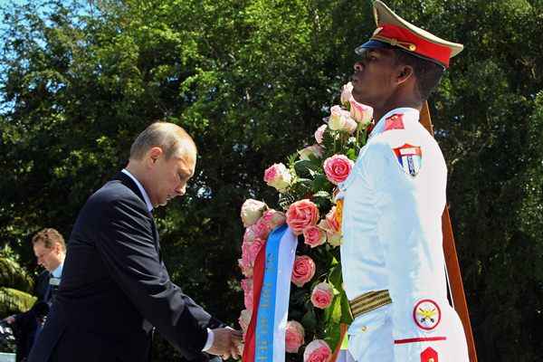 Vladimir Putin participa de cerimônia e coloca flores no monumento do soldado soviético em Havana