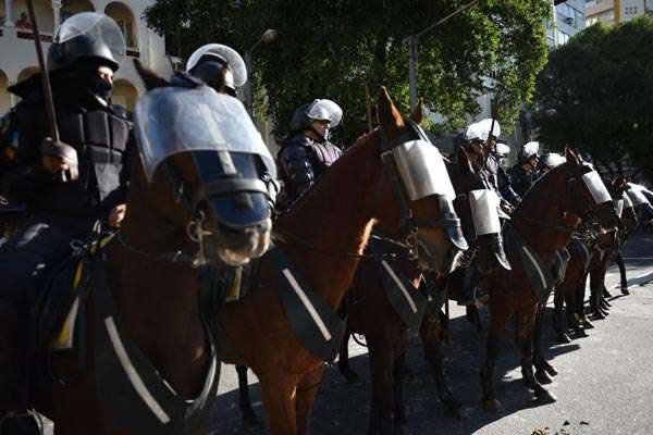 Os manifestantes pretendiam seguir em direção ao Estádio Maracanã, mas foram impedidos